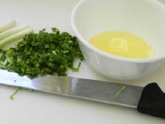 Hành lá rửa sạch, phần đầu hành trắng cắt khúc còn phần hành xanh cắt nhỏ. Ngò rí cắt nhỏ, bí đao gọt vỏ, rửa sạch, cắt khúc.