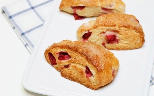 Bánh Mì Dâu Tây Nướng