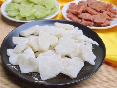 Sau khi mứt dừa non đã nguội và khô hoàn toàn thì cho tất cả vào hũ, túi đựng rồi đậy kín. Có thể rắc thêm ít đường làm bánh lên trên nếu thích. Tránh để hở gió vì đường trên mứt dừa non sẽ bị cứng và côn trùng dễ bâu vào. Có thể cho vào tủ lạnh hoặc bảo quản mứt dừa non ở nhiệt độ phòng đều được.