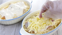 Rưới tiếp 1/2 lượng sốt còn lại lên 2 khuôn mì, phủ phô mai mozzarella bào sợi lên trên mặt rồi đem đút lò nướng 10 phút ở 200 độ.