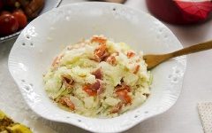 Với những nguyên liệu đơn giản dễ chế biến, hoàn toàn có thể làm cho mình đĩa salad khoai tây theo kiểu Hàn Quốc lạ miệng hấp dẫn.