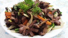 Trước khi cho ra đĩa ăn, rắc thêm 1/4 muỗng cà phê tiêu xay vào đảo đều.