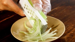 Phần cuối cùng mà không kém phần quan trọng đó là các loại rau ăn chung với cơm. Đầu tiên phải kể đến dọc mùng bào sợi, tiếp theo là xoài bào sợi hoặc khế chua, một chút giá luộc, một chút bắp chuối bào. Thêm những loại rau quen thuộc như húng lũi, rau má, ngò rí là trọn vẹn cho một tô cơm hến ngon miệng và đúng chất Huế.
