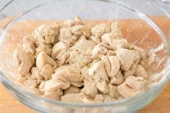 Rửa sạch thịt gà, cắt thành khối vuông nhỏ, để ráo thịt. Trộn bột mì, bột cà ri, muối, hạt tiêu trong bát to, trộn thịt gà cùng hỗn hợp bột. Đun nóng dầu trong một cái nồi to, dày, mức lửa trung bình.