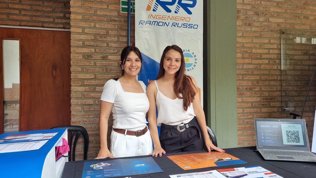 Representantes en un stand de la Feria de Empleabilidad UNSa
