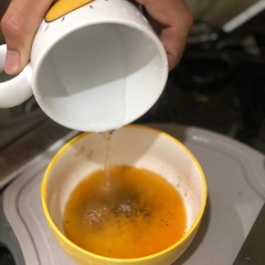 Pha nước rim: Cho 1/2 muỗng cafe hạt nêm, 1 muỗng canh đường đường, 1/2 muỗng cafe tiêu xay, 1/2 muỗng cafe bột ngọt, 3 muỗng canh nước mắm, 200ml nước lọc. Khuấy đều, nếm thử xem hợp khẩu vị chưa nhé.