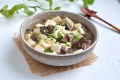 Bày ra tô cho thêm ít hành lá lên trên mặt để tăng hương vị và cũng thêm phần bắt mắt nữa nhé. Thế là Cooky cùng với bạn đã hoàn thành xong món canh huyết tàu hủ giải nhiệt cho mùa hè oi bức này rồi. Gia đình sẽ ngạc nhiên vì một món canh nhìn rất đơn giản nhưng lại mang đến rất nhiều dinh dưỡng và giải nhiệt đó.
