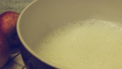 Đánh lòng trắng trứng nổi bọt to, sau đấy thêm đường bột vào đánh thêm 2 phút cho lòng trắng trứng bông chóp vừa. Cho hỗn hợp ở bước 2 vào trộn nhẹ tay và hòa quyện.