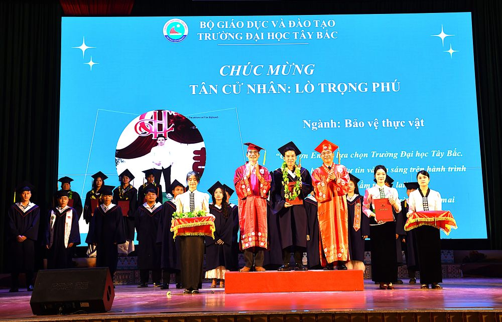 Trường Đại học Tây Bắc tổ chức Lễ Bế giảng và Trao bằng cử nhân cho khóa học 2022–2026