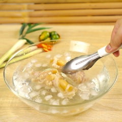 Rửa gân bò với nước muối pha loãng cho sạch. Sau đó, đem 600 gram gân bò rửa sạch, luộc cùng gừng cắt lát trong 60 phút rồi đem ngâm nước đá rồi vớt ra, cắt thành khúc vừa ăn. Vớt gân bò ra, thái miếng vừa ăn. Xoài cắt miếng vừa ăn. Tắc cắt đôi. Ớt sừng và sả cắt lát xéo.