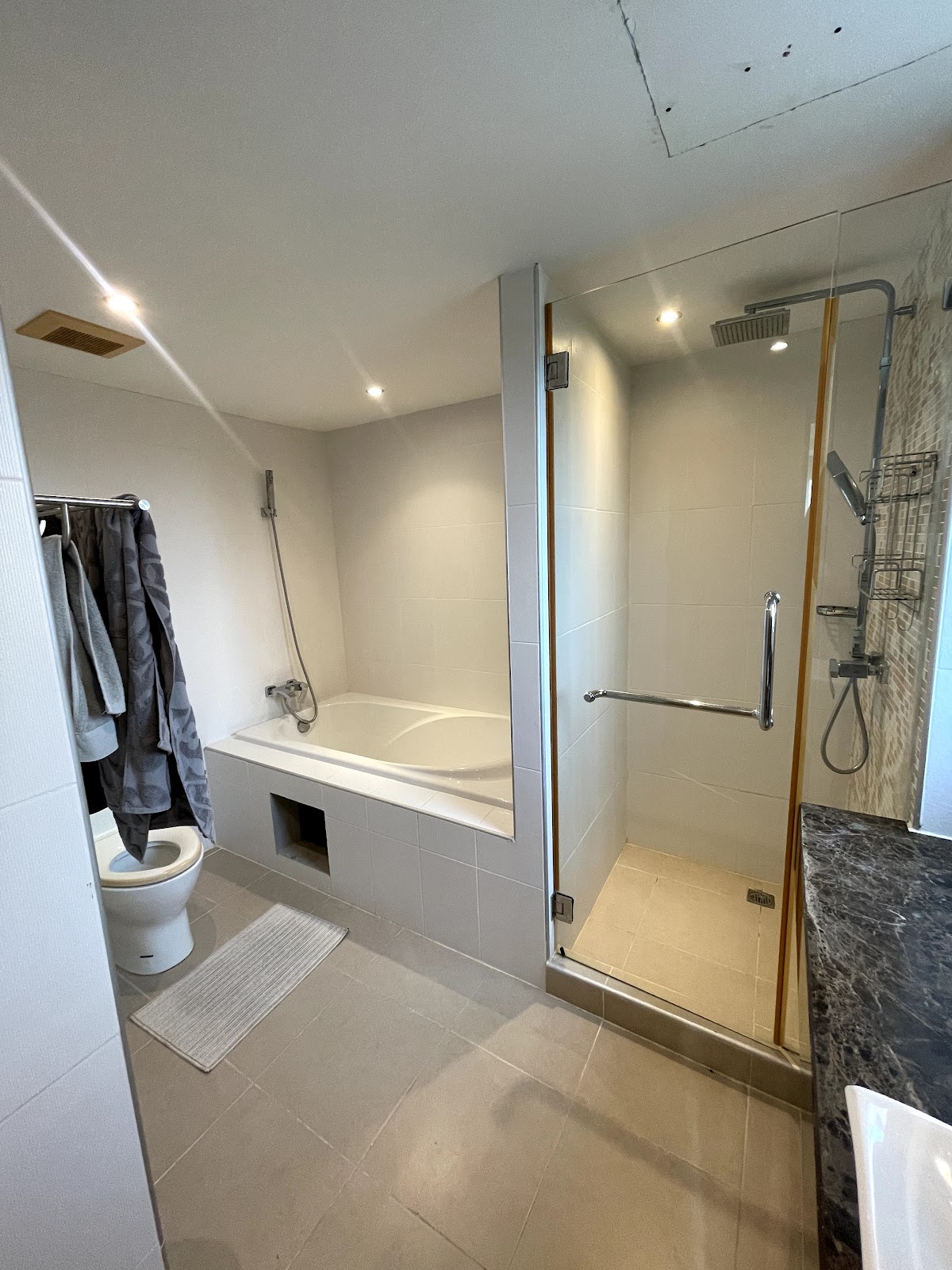 Unixx - 2 Bed, Floor 37 3