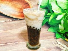 Nếu thích dùng lạnh thì cho ít đá bào xuống đáy ly, thêm chè vào gần đầy ly, con lại rưới vào nước cốt dừa, rắc thêm ít dừa nạo, đậu phộng rang giã nát. Hoăc đợi chè nguội cho vào ngăn mát tủ lạnh 2-3 tiếng đồng hồ rồi dùng nhé!
