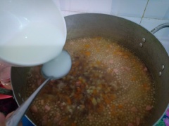 Đun một lát để bột bánh nở nổi lên trên thì nêm 2 muỗng canh xốt đậm đậm đặc Knorr. Điều chỉnh vị cho vừa ăn. Hoà bột bắp với nước và rưới vào cho súp đặc lại.