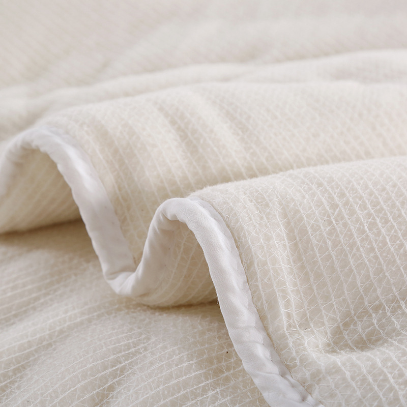 All-season duvet with temperature control