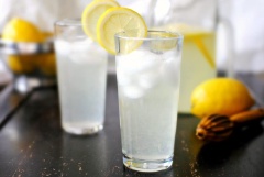 Chế ước cốt chanh, nước và syrup vào bình thủy tinh lớn, khuấy tan. Thêm vài lát chanh và đá viên vào là bạn đã có thể thưởng thức rồi. Khi uống cho ra ly nha. Chúc bạn uống ngon!
