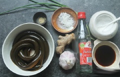 Làm sạch lươn, cắt thành nhiều khúc vừa ăn. Cho lươn ra bát, thêm 2 thìa muối rồi xóc đều, sau đó rửa sạch.