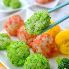 Vậy là xong rồi đó! Giờ chỉ việc cho ra đĩa và thưởng thức thành quả thôi nè. Món cơm với rất nhiều màu sắc, bạn đã thử chưa?