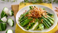 Gắp mướp ra dĩa rồi cho tép khô lên trên là xong rồi đó. Mướp xào tép khô không chỉ đơn giản mà còn dễ thực hiện, hương vị thơm ngon khi ăn kèm cùng cơm nóng đấy. Chúc bạn ngon miệng với món này nha!