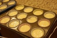 Múc hỗn hợp vào những khuôn cupcake đã lót đế giấy. Nướng bánh khoảng 20 phút rồi lấy bánh ra, để trên giá cho nguội.