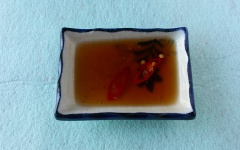Cho vào chảo 1/4 chén nước lọc, 1 muỗng canh dầu hào, 2 muỗng cà phê giấm táo, 1/3 muỗng cà phê hạt nêm, 1/2 muỗng canh bột năng, đun và khuấy đều cho hỗn hợp sệt thì tắt bếp, thêm 1/2 muỗng canh rượu vào khuấy đều lên để làm nước sốt.