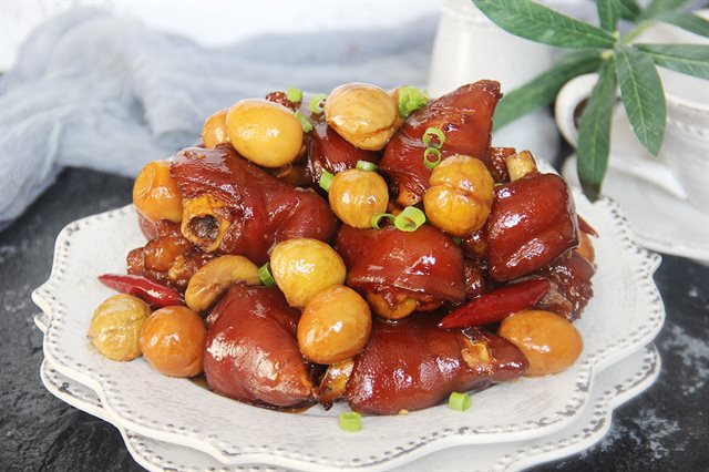Hạt Dẻ Hầm Chân Giò Heo