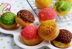 Lấy từng chiếc bánh lên dĩa trang trí rồi sống ảo thôi nào. Bánh su vỏ giòn với nhân kem mát lạnh bên trong chắc chắn sẽ làm cả nhà bạn thích thú đấy!