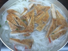 Đun sôi 1/3 nồi nước. Nước sôi già cho bánh canh vào, tiếp đến là hỗn hợp nước mắm đã pha, chả cá, đến trứng đánh tan, trứng cút luộc, hành lá, tấc cả cho lần lượt một lúc vào nồi. Nêm lại nước lèo lần nữa theo khẩu vị.