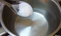 Cho 1 lít nước dừa và 300g đường vào nồi, đun sôi. Sau đó khuấy đều 1 chiều và rắc từ từ 10g bột rau câu dẻo vào cho đến khi bột tan hoàn toàn thì tắt bếp, cho vào khuôn để nguội.