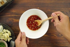 Chuẩn bị một cái tô để trộn hỗn hợp nước mắm theo tỉ lệ 1:1 gồm: 4 muỗng canh nước mắm + 4 muỗng canh đường + 4 muỗng canh nước ấm và 1 muỗng cà phê ớt bằm, khuấy đều nhiều lần đến khi đường tan.
