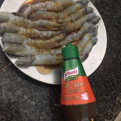 Tiếp đến, ướp tôm với 1 muỗng sốt Knorr thịt heo để tôm thấm ngon hơn, chuẩn bị cho bột mì ra chén thêm nước quậy cho nó keo sệt lấy tôm nhúng qua bột mì.