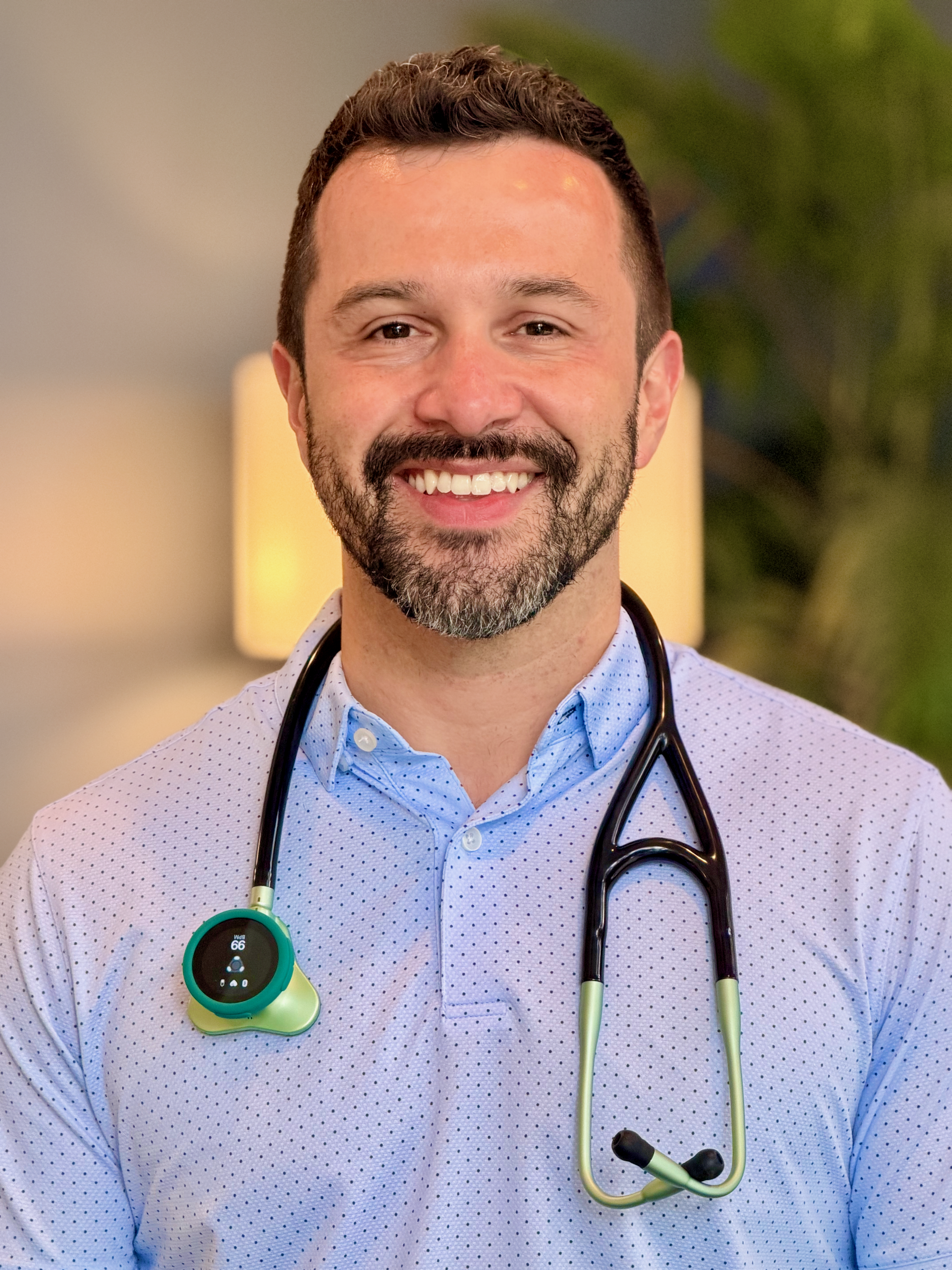 Dr. Juan Carlos Venis in the exam room at INcircle Health