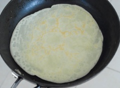 Đun nóng chảo, cho chút bơ vào làm tan chảy, múc 2 muỗng bột pancake vừa chuẩn bị vào chảo và tráng đều chảo. Để bánh đến khi khô một mặt thì lật ngược lại tiếp tục để đến khi bánh chín, có màu vàng là được rồi đấy. Bạn làm hết phần bột bánh đã chuẩn bị nhé. Khi ăn chỉ cần lấy bánh ra dĩa kèm chút mật ong hoặc mứt và thưởng thức thôi nè.