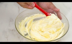 Đánh bông 100gr whipping cream, sau đó dùng phương pháp fold để trộn whipping cream và hỗn hợp phô mai. Cuối cùng cho 6gr gelatin lỏng vào trộn đều. Sau đó cho hỗn hợp kem phô mai vào khuôn bánh, dàn phẳng mặt phô mai, sau đó để tủ đông 2-3 tiếng.