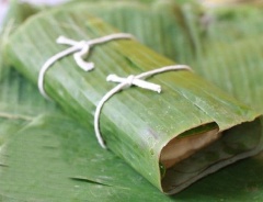 Gói chặt lại bằng lá chuối cho các phần dính đều nhau và đem hấp chừng 20 phút. Sau khi lấy ra thì để nguội rồi gỡ lá chuối ra.