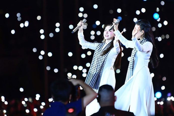 Khán giả bật đèn flash, lightstick, tạo thành bầu trời sao hòa nhịp cùng nghệ sĩ trong 'Âm vang Tổ quốc' - Chuyên trang Gia Đình &amp; Xã Hội - Báo Sức khỏe &amp; Đời sống