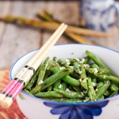 Cho đậu que xào tỏi ra tô, xịt thêm ít tiêu lên mặt và thưởng thức nhé. Cách làm đậu que xào tỏi thật đơn giản đúng không nào? Cùng bắt tay vào làm đậu que xào cho cả nhà ăn ngay bạn nhé!