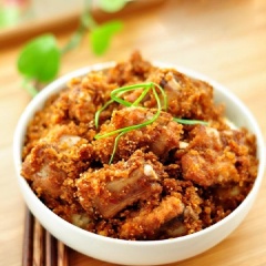 Sườn chín lấy ra làm món mặn ăn với cơm rất tuyệt đấy!
