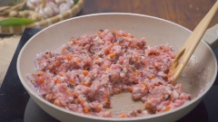 Làm phần nhân thịt xôi chiên. Cho các nguyên liệu gồm 300gr thịt heo xay, 30gr cà rốt cắt hạt lựu, 30gr củ sắn cắt hạt lựu, 30gr nấm mèo cắt hạt lựu vào cùng một tô. Nêm thêm gia vị: 30gr đường, 20ml nước mắm, 20gr dầu hào, 3gr tiêu vào nhân rồi trộn đều cho tất cả thấm gia vị. Phi thơm 20gr hành tím băm với 2 muỗng canh dầu ăn, cho nhân thịt vào xào chín.