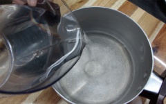 Cho 800ml nước lọc vào nồi, đặt lên bếp, đậy nấp và đun sôi.
