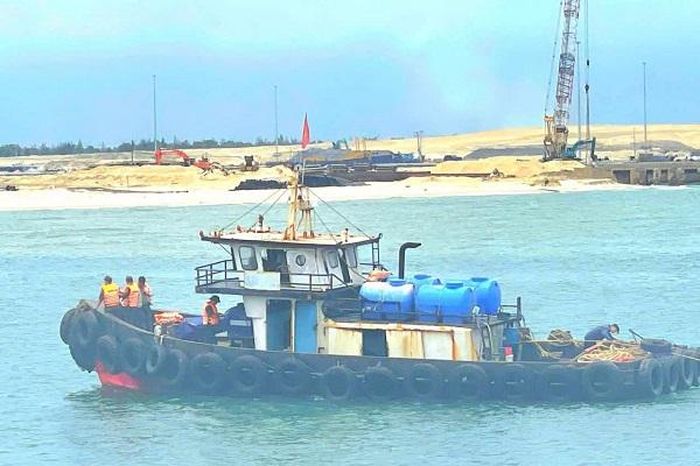Được cứu sống sau cơn giông lốc trên biển, ngư dân gửi thư bày tỏ lòng cám ơn cán bộ chiến sĩ Đồn BP Hải An - Báo Pháp Luật Việt Nam