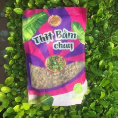 Thịt chay rửa sạch, ngâm nở mềm với nước ấm. Hình mình có đính kèm bên dưới.