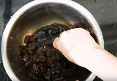 Me bóc vỏ đi. Bạn cho nước sôi vào ngâm với me trong ít nhất 30 phút rồi dùng tay bóp nhuyễn (nếu số lượng nhiều). Cho hỗn hợp qua rây lược. Lặp lại nhiều lần cho đến khi hết tối đa phần cốt me.