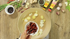 Bắc chảo lên bếp, cho vào 1 muỗng canh dầu ăn rồi đổ ớt khô, tỏi và gừng cắt lát vào xào thơm. Sau đó đổ hỗn hợp nước gia vị vào. Đun cho hỗn hợp sôi lên thì cho cá diêu hồng vào chảo.