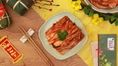 Thành phẩm là món kim chi cải thảo đúng chuẩn vị Hàn Quốc cay nồng và thơm ngon. Kim chi có thể ăn hàng ngày, để chua 1 chút thì làm lẩu kim chi, bánh kim chi hẹ cũng rất ngon. Cùng lưu lại ngay cách làm kim chi cải thảo muối này ngay bạn nhé.