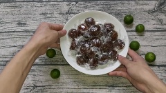 Cuối cùng dùng giấy gói mứt gói lại chúng ta được thành phẩm.