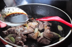 Cho ít dầu ăn vào chảo, thêm hành, tỏi, gừng, ớt vào xào thơm. Tiếp đó cho thịt bồ câu, rượu và nước tương vào đảo đều.