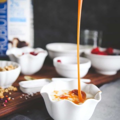 Vậy là món Pudding đã hoàn thành, bạn có thể cho thêm vài loại quả tươi, sốt caramel, kẹo cốm lên mặt Pudding. Ngoài dùng hoa quả tươi bạn cũng có thể thay đổi bằng hoa quả sấy nếu có.