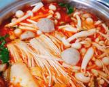 Nấm cắt gốc ngâm trong nước có pha muối loãng sau 15 phút vớt ra rửa sạch để ráo Nước sôi lên nêm sơ có thể cho thêm nước mắm,đường vài lá rau quế cho thơm nước.nêm lại vớt sả cọng ra cho chả cá viên và nấm vào nhắc xuống.có thể ăn như canh chua hay ăn theo dạng lẩu đều được