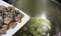 Phi thơm phần đầu hành với 1 thìa canh dầu ăn rồi cho trùng trục vào xào săn với nước mắm, trút ra bát.