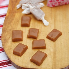 Kẹo caramel đã hoàn thành. Thêm một món quà ý nghĩa cho bạn bè, người thân trong đêm Giáng sinh nè!